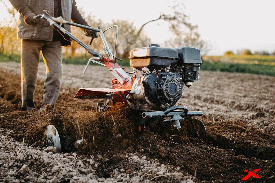 Мотоблок с фрезами культивирует землю